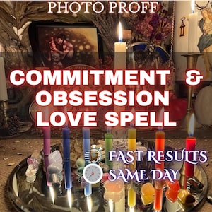 Puede incluir: Imagen con velas encendidas de varios colores, dispuestas sobre una bandeja plateada. El texto dice "COMMITMENT & OBSESSION LOVE SPELL" y "FAST RESULTS SAME DAY". El fondo incluye velas adicionales y elementos decorativos.
