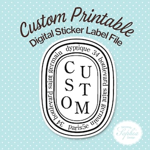 Könnte beinhalten: Ein ovales Aufkleber-Etikett mit einem schwarz-weißen Design und dem Text Custom Printable Digital Sticker Label File oben. Das zentrale Oval enthält das Wort CUSTOM vertikal gestapelt, umgeben von dem Text dyptique 34 boulevard saint germain paris5e.
