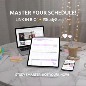 Puede incluir: Un portátil, una tableta y un smartphone están colocados sobre una superficie con diseño de mármol, con el texto "MASTER YOUR SCHEDULE!" y "STUDY SMARTER, NOT YOURS NOW!". También se ve un vaso de café helado y artículos de papelería.