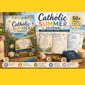Könnte beinhalten: Ein spiralgebundenes katholisches Sommerjournal mit einer Küstenillustration auf dem Einband, einer offenen Innenseite mit Text, einer kleinen blauen Bibel, Buntstiften, Muscheln, einem Kompass und einer Kerze auf einer Holzoberfläche.