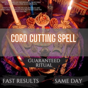 Puede incluir: Una imagen de una configuración ritual con velas, cuencos y otros elementos sobre una tela morada. El texto "CORD CUTTING SPELL" se muestra de forma destacada, junto con "GUARANTEED RITUAL" y "FAST RESULTS SAME DAY."