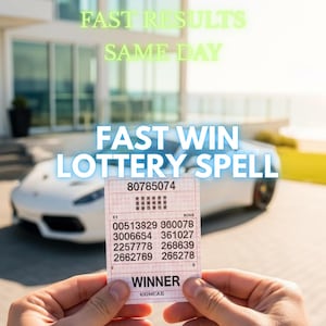 Op de afbeelding: Een wit loterijticket met het nummer 80785074, diverse getallenreeksen en het woord WINNER onderaan gedrukt. Het ticket wordt vastgehouden voor een achtergrond met een witte sportwagen en een modern huis met tekstuele overlays in beeld.