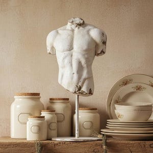 ヴィンテージスタイルの男性胴体彫刻（スタンド付き）｜エレガントな樹脂と金属のアクセント