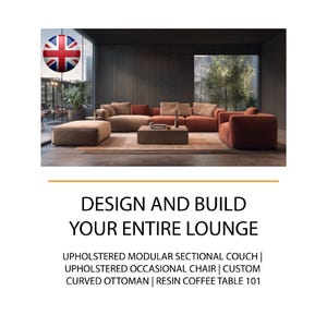 Pode incluir: Uma configuração moderna de sala de estar com um sofá modular seccional, uma cadeira ocasional, um pufe curvo e uma mesa de centro de resina. Os móveis são em tons de castanho e laranja. O texto na imagem diz: DESIGN AND BUILD YOUR ENTIRE LOUNGE.