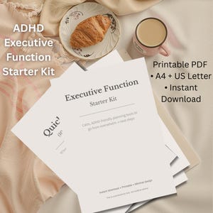 Puede incluir: Un montón de documentos de papel blanco con el texto "Executive Function Starter Kit" y "ADHD Executive Function Starter Kit". Un cruasán en un plato y una taza rosa con café también están presentes.