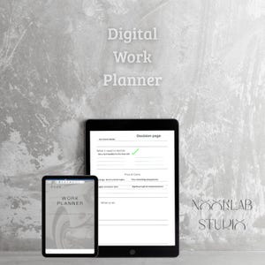 Puede incluir: Dos tabletas digitales que muestran un planificador de trabajo digital. La tableta más grande muestra una página de decisión con texto y una marca de verificación. La tableta más pequeña muestra las palabras "WORK PLANNER". El fondo es una pared gris texturizada.