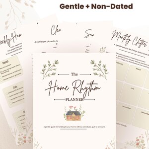 Könnte beinhalten: Druckbarer Home Planner mit dem Titel "The Home Rhythm Planner". Das Cover zeigt eine Aquarellillustration eines Hauses. Der Planer ist sanft und undatiert, mit Abschnitten für die Wochen- und Monatsplanung.