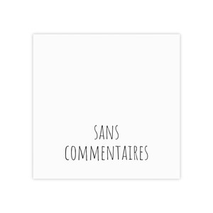 Peut inclure: Un carré blanc avec l'inscription "SANS COMMENTAIRES" en noir, dans une police de caractères manuscrite. Le texte est centré et occupe la partie inférieure du carré.