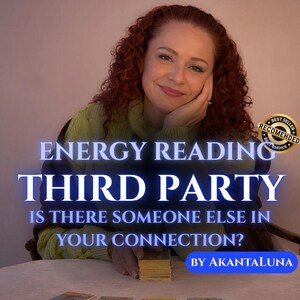 Könnte beinhalten: Eine Person mit lockigem rotem Haar in einem lindgrünen Pullover sitzt an einem Tisch mit einem Kartendeck. Der Text lautet: ENERGY READING THIRD PARTY IS THERE SOMEONE ELSE IN YOUR CONNECTION? BY AKANTALUNA. Ein goldenes Abzeichen zeigt BEST SELLER RECOMENDED.