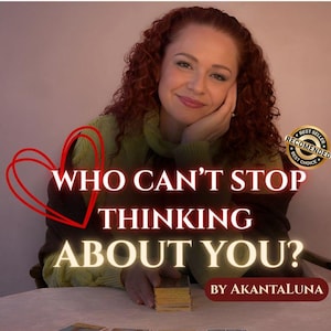 Könnte beinhalten: Eine Person mit lockigem rotem Haar trägt einen lindgrünen Pullover und sitzt an einem Tisch mit einem Kartenspiel. Der Text lautet: WHO CAN'T STOP THINKING ABOUT YOU? BY AKANTALUNA. Ein roter Herzumriss ist sichtbar, sowie ein goldenes Abzeichen.