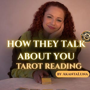 Puede incluir: Un servicio de lectura de tarot titulado HOW THEY TALK ABOUT YOU TAROT READING BY AKANTALUNA. La imagen muestra a una persona con cabello rojo rizado y un suéter verde, con una baraja de cartas de tarot sobre una mesa frente a ella.