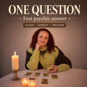Puede incluir: Una mujer con cabello rizado rojo está sentada en una mesa con cartas del tarot. El texto "ONE QUESTION" está en la parte superior, con "Fast psychic answer" debajo. También se ven las palabras "CLEAR • HONEST • TRUSTED".