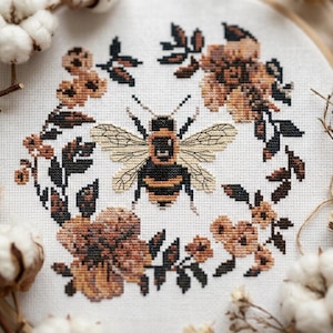 Bee Floral Wreath Cross Stitch Pattern – Vintage Folk Embroidery – Botanical Insect PDF – Nature Hoop Chart cs8
