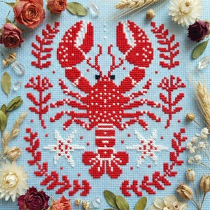 Może przedstawiać: Wzór haftu krzyżykowego z czerwoną homarem pośrodku, otoczonym czerwonymi wzorami kwiatowymi i liściastymi na jasnoniebieskim tle. Zawiera również białe akcenty rozgwiazd. Suche kwiaty i kryształy ułożone są wokół kwadratowego wzoru.