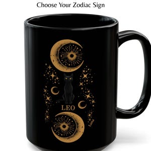 Puede incluir: Una taza de cerámica negra con el texto "Choose Your Zodiac Sign" en la parte superior. El diseño incluye un gato negro central, la palabra "LEO", el nombre "Luna" y gráficos celestiales dorados de dos lunas grandes, lunas crecientes y estrellas.