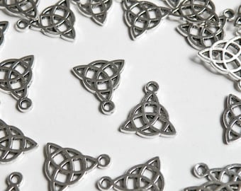10 Triquetra Celtic Knot Triangle charms antique silver 16x15mm P16269