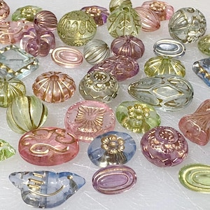 装飾的な金メッキのヴィンテージ風アクリルビーズ、半透明の淡い宝石のような色合いにゴールドウォッシュ加工、ヴィンテージ風のランダムアソートミックス40個入り TFF29254-C