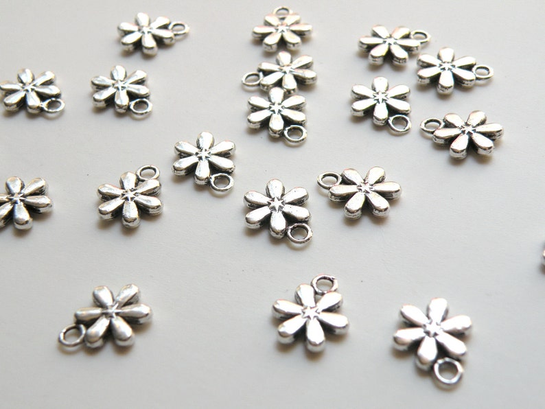 20 Flower snowflake charms 6 petals antique silver 13x11mm DB03799 image 1