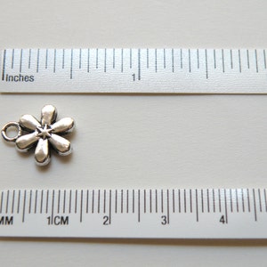 20 Flower snowflake charms 6 petals antique silver 13x11mm DB03799 image 3