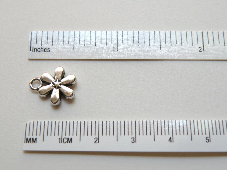 20 Flower snowflake charms 6 petals antique silver 13x11mm DB03799 image 3