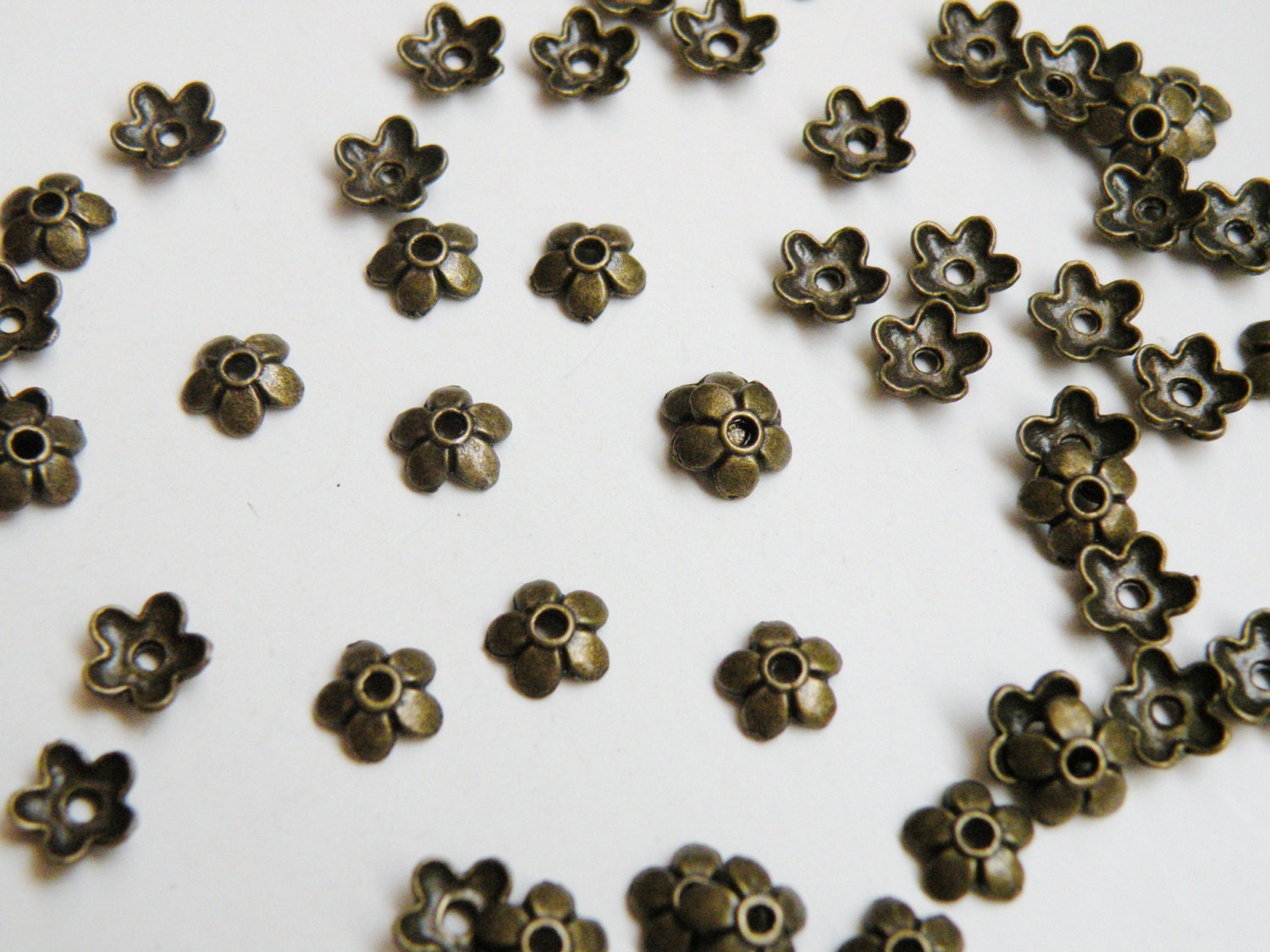 50 Small Flower Bead Caps Antique Bronze 6.5x6.5mm DB12801 | Etsy
