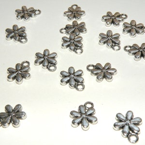 20 Flower snowflake charms 6 petals antique silver 13x11mm DB03799 image 2