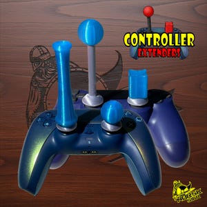Könnte beinhalten: Ein dunkelblauer Gamecontroller mit mehreren blauen Controller-Erweiterungen. Die Erweiterungen haben verschiedene Formen, darunter eine Kugel, ein Zylinder und eine rechteckige Form. Der Text "CONTROLLER EXTENDERS" wird über dem Controller angezeigt.