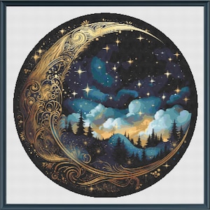 Pode incluir: Um design circular de ponto cruz com uma lua crescente com detalhes dourados intrincados. A cena inclui um céu estrelado, nuvens e uma silhueta de floresta. A obra de arte é emoldurada em uma borda azul escura.