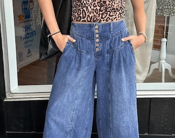 Högmidjade jeans med vida ben | Plisserade denimbyxor med knappgylf | Boho-stil från 70-talet