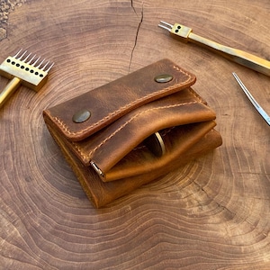 Cartera tríptico de cuero con monedero, cartera minimalista hecha a mano con estampado Crazy Horse.