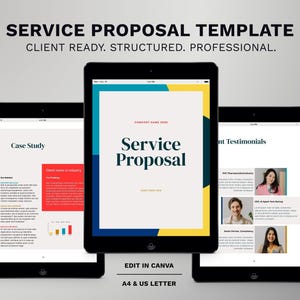 Może przedstawiać: Trzy czarne tablety wyświetlające szablon propozycji usług. Centralny tablet wyświetla "Service Proposal" w turkusowym tekście. U g&oacute;ry widnieje napis "SERVICE PROPOSAL TEMPLATE" i "CLIENT READY. STRUCTURED. PROFESSIONAL.". Na dole widnieje napis "EDIT IN CANVA" i "A4 & US LETTER".