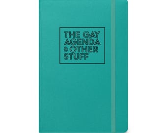 以下が含まれることがあります： 黒い四角の中に「THE GAY AGENDA & OTHER STUFF」と書かれた、ターコイズ色のノート。 ノートにはゴムバンドの留め具が付いています。 表紙は無地のターコイズ色です。