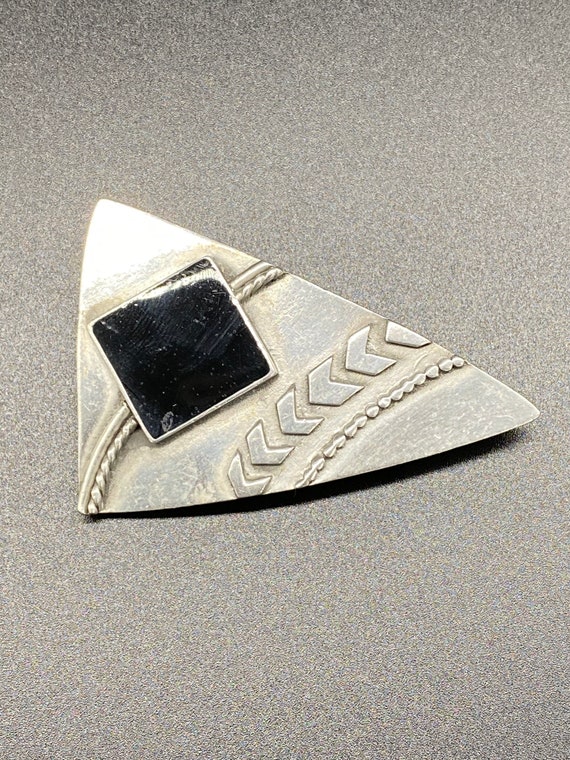 JJ Jewelry signed geometric pin