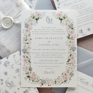 The Esme aquarel huwelijksuitnodiging suite, blauwe, witte en roze bloemen bruiloft uitnodigingssuite, aquarel monogram - VOORBEELD