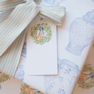 Etichette regalo con ghirlande natalizie, campanelle natalizie, carta da regalo natalizia, confezione regalo boutique, cancelleria ad acquerello, cancelleria da scrivania, idee regalo