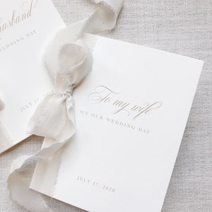 Puede incluir: Dos tarjetas blancas con el texto "To my wife" y "To my husband" en ellas. Las tarjetas est&aacute;n atadas con una cinta blanca y la fecha "July 17, 2020" est&aacute; impresa en ambas tarjetas.