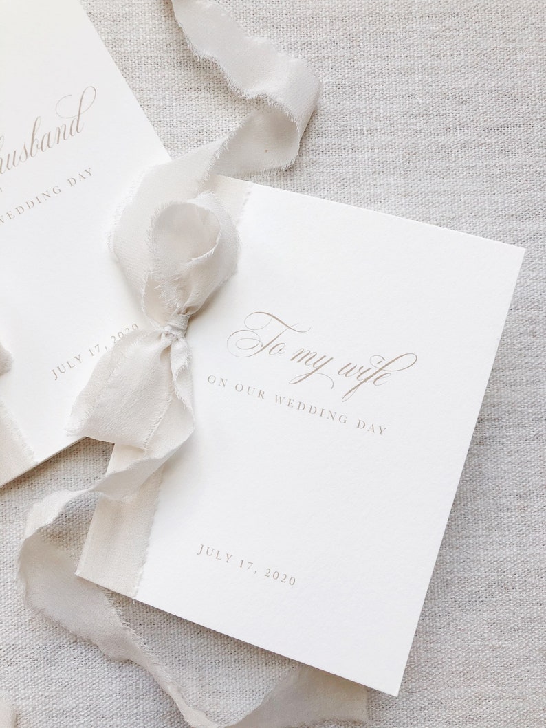 Puede incluir: Dos tarjetas blancas con el texto "To my wife" y "To my husband" en ellas. Las tarjetas est&aacute;n atadas con una cinta blanca y la fecha "July 17, 2020" est&aacute; impresa en ambas tarjetas.