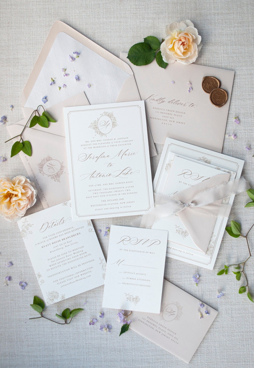 La suite de invitación de boda Serafina, suite de invitación de boda floral  dorada y blanca, cresta dibujada a mano, invitación de boda romántica-  MUESTRA - Etsy México, image size:1080x1561