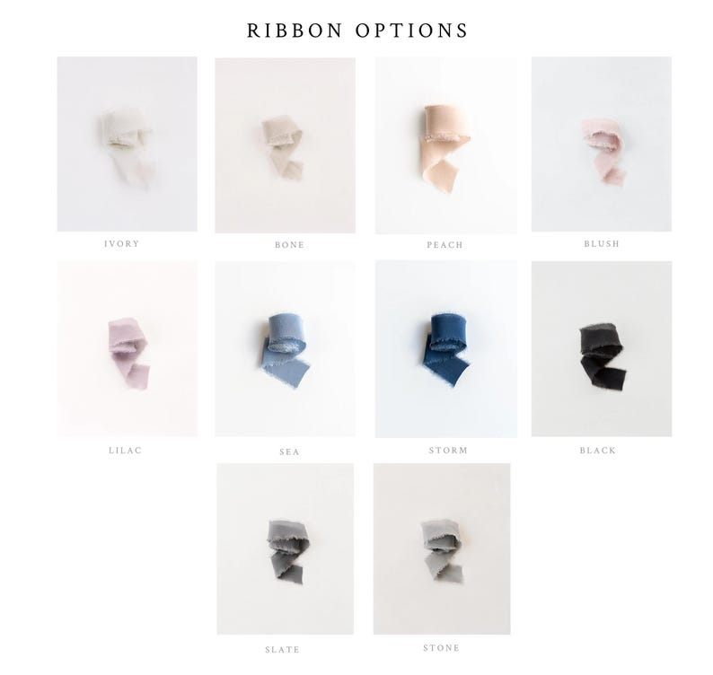 Op de afbeelding: Een collectie lintopties met het label Ribbon Options, met elf individuele spoelen in verschillende kleuren, waaronder ivoor, bot, perzik, blush, lila, zee, storm, zwart, leisteen en steen. Elk lint heeft een textuur met gerafelde randen.