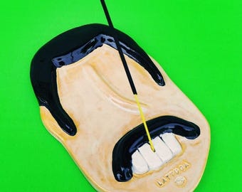 Porta Incenso Freddie Mercury - Ceramica Fatta a Mano, Arredo Musicale, Regalo Unico, Decorazioni Bohemien