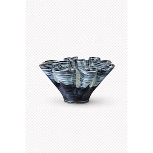 Op de afbeelding: Een keramische kom met een uniek, gerimpeld randontwerp. De kom heeft een donkerblauwe basis die overgaat in lichtere blauwe en witte accenten op de rand. De algemene vorm is een uitlopende kegel, geschikt voor decoratief gebruik.