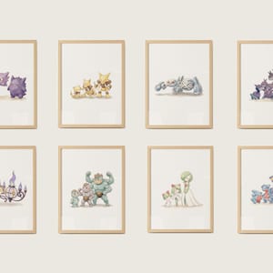 Puede incluir: Ocho impresiones enmarcadas en acuarela con varios personajes de Pokémon. Cada impresión muestra una familia o línea evolutiva de Pokémon diferente, con colores suaves e ilustraciones detalladas. Los marcos son de color madera clara.