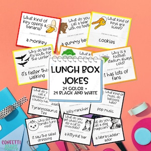 Puede incluir: Una colección de tarjetas de chistes para loncheras coloridas con ilustraciones y texto. Las tarjetas presentan varios acertijos y juegos de palabras, con respuestas ocultas. Un bloc de notas central dice "LUNCH BOX JOKES, 24 COLOR + 24 BLACK AND WHITE."