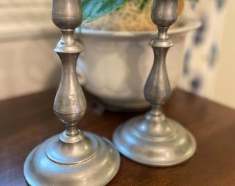 "Set (2) Kirk Stieff Zinn 8 ""Kerzenständer Bauernhaus."