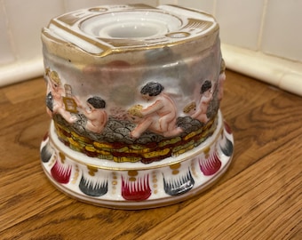 Antyczny Ernst Bohne Söhne Niemiecka porcelana Cherub Kałamarz Stojak na biurko pozłacany Putti