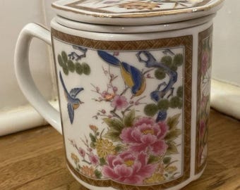 Chinesischer Porzellan Teebecher mit Deckel und Sieb, Blumen- und Vogelmuster