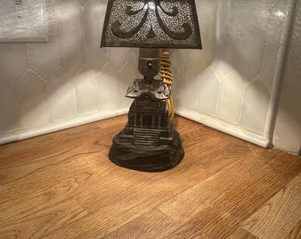 Lampa stołowa w stylu pagody azjatyckiej świątyni z metalowym kloszem w stylu vintage, architektoniczna lampa akcentowa