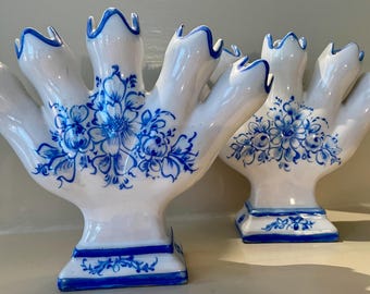 Vintage Elpa Alcobaca Portugal Tulipiere Vasen Paar, Blau Weiß 5 Finger Bud Vasen