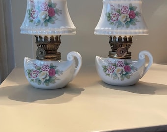 Para zabytkowych miniaturowych porcelanowych lamp naftowych w kształcie kwiatowego czajniczka z kloszami ze szkła w stylu rustykalnym