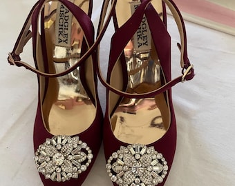 Zapatos de tacón formales Badgley Mischka para mujer, talla 5, de satén burdeos con pedrería y tira en el tobillo.